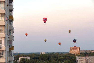 Nizhny Novgorod, Rusya, 08.19.2021, Balon Aerostat, şehrin üzerinde, Nizhny Novgorod 800. Havacılık ve havacılık. Yüksek kalite fotoğraf