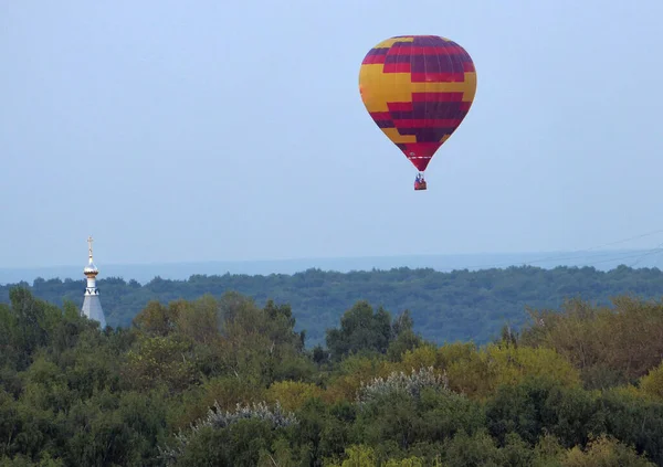 Gökyüzünde Renkli Bir Balon Şehrin Üzerinde Yakından Izole Edilmiş Yüksek — Stok fotoğraf