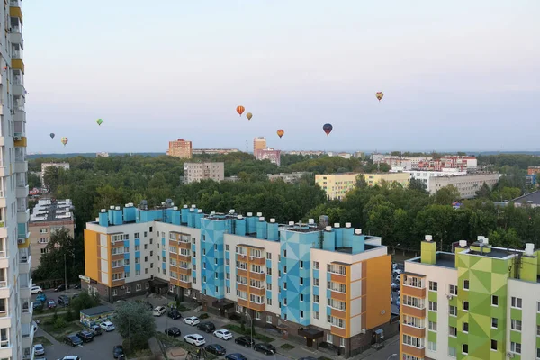 Nizhny Novgorod, Rusya, 08.19.2021, Balon Aerostat, şehrin üzerinde, Nizhny Novgorod 800. Havacılık ve havacılık. Yüksek kalite fotoğraf