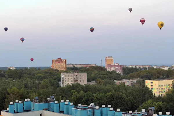 Nizhny Novgorod Rússia 2021 Balões Coloridos Céu Sobre Cidade Foto — Fotografia de Stock