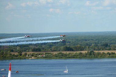  Piston ve jet uçakları nehrin yukarısında. Gösteri gösterileri. Yüksek kalite fotoğraf