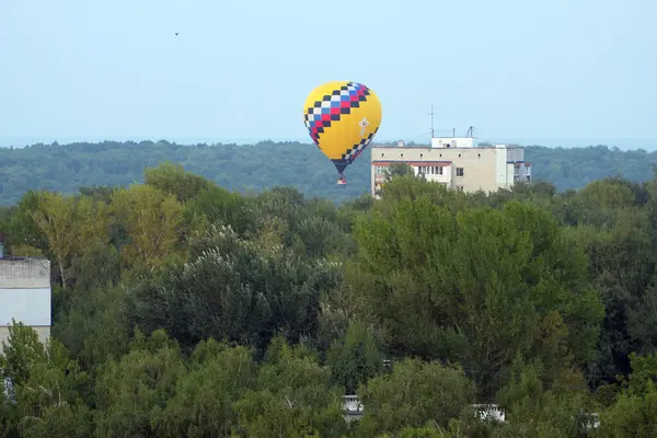 Gökyüzünde Renkli Bir Balon Şehrin Üzerinde Yüksek Kalite Fotoğraf — Stok fotoğraf