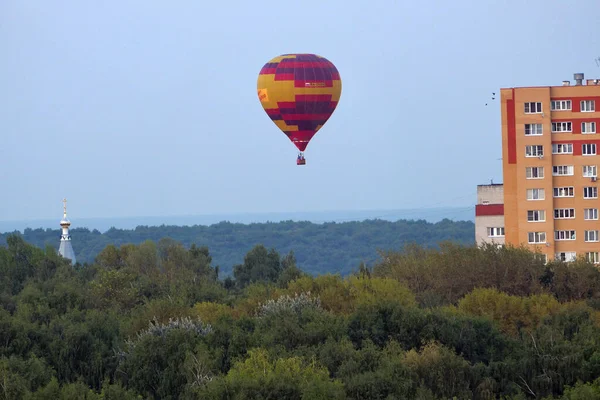 Nizhny Novgorod Rusya 2021 Gökyüzünde Renkli Bir Balon Şehrin Üzerinde — Stok fotoğraf