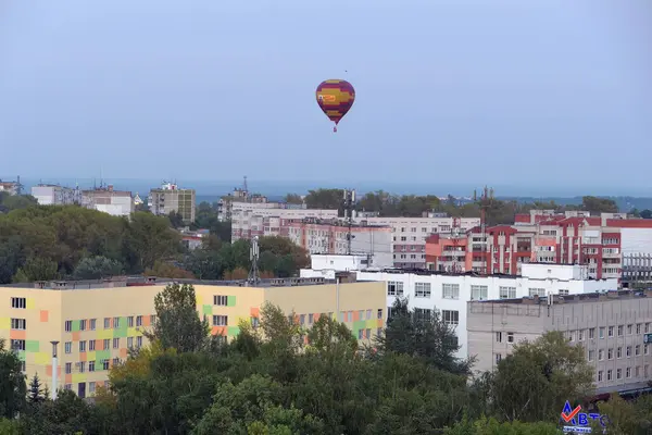 Nizhny Novgorod Rusya 2021 Gökyüzünde Renkli Bir Balon Şehrin Üzerinde — Stok fotoğraf