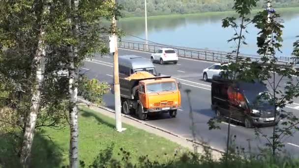 Nizhny Novgorod, Rusia, 08.18.2021, Karpovsky Most. Coches viajan en el puente de transporte a través del río en la ciudad — Vídeos de Stock