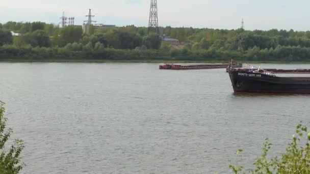 Rusland, Nizjni Novgorod, Oka rivier, 08.13.2021 Riviernavigatie in de zomer. Het droge vrachtschip vaart langs de rivier.. — Stockvideo