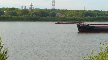 Nizhny Novgorod, Rusya, Oka Nehri, 08.13.2021. Yazın nehir gezintisi. Büyük bir mavna nehrin aşağısına gider. Yüksek kalite 4k görüntü