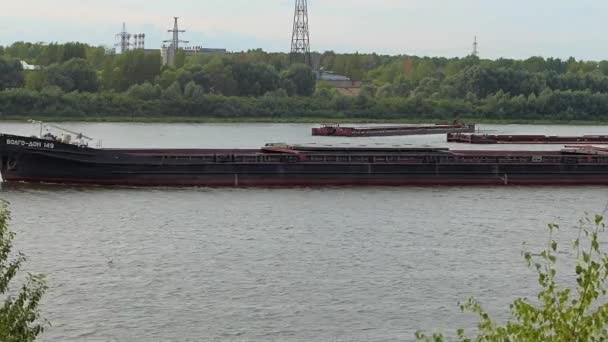Nizhny Novgorod Rusia Río Oka 2021 Remolcador Con Una Barcaza — Vídeo de stock