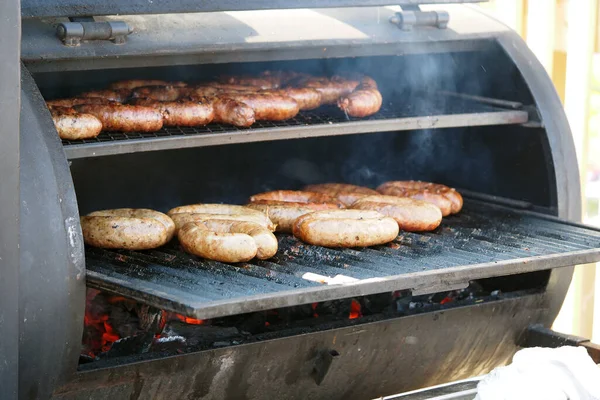 Kömür pişirme. Şiş kebap, kömürlü kobasa. - Evet. Yüksek kalite fotoğraf