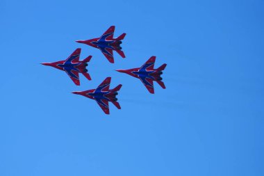 Nizhny Novgorod, Rusya, 08.14, 2021 Air Show. Aerobatik takım Swift, gösteri gösterileri. Askeri uçak Mig 29 şehrin üzerinde gökyüzünde. Yüksek kalite fotoğraf
