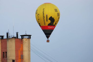 Nizhny Novgorod, Rusya, 08.19.2021.Sarı balon Novaya Gazeta şehrin üzerinde gökyüzünde. Yakından, izole edilmiş. Yüksek kalite fotoğraf