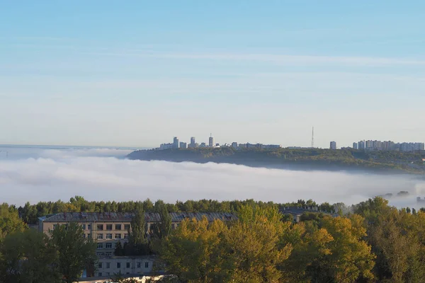 Nebbia Mattutina Sulla Città Sul Fiume Foto Alta Qualità — Foto Stock