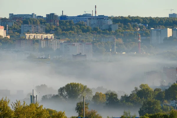 Ранковий Туман Восени Над Містом Високоякісна Фотографія — стокове фото