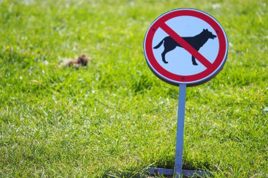 Köpek gezdirmek yasaktır. Köpek yetiştiricileri için uyarı işareti.
