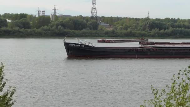 Nizhny Novgorod Rusya, 08.13.2021. Oka Nehri. Büyük bir mavna yazın nehir boyunca gider.. — Stok video