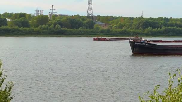 Nizhny Novgorod, Rusia, Río Oka, 08.13.2021. Navegación fluvial en verano. Una gran barcaza baja por el río. — Vídeo de stock