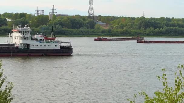Nizhny Novgorod, Rusya, Oka Nehri, 08.13.2021. Büyük bir mavnası olan bir römorkör nehir boyunca gider.. — Stok video
