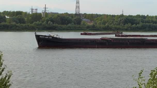 Nizhny Novgorod, Rusia, 08.13.2021. Navegación por el río en verano. Hay una barcaza en el río.. — Vídeos de Stock