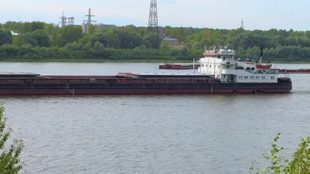 Nižný Novgorod, Rusko, 8.13.2021. Navigace na řece v létě. Na řece je bárka.. — Stock video