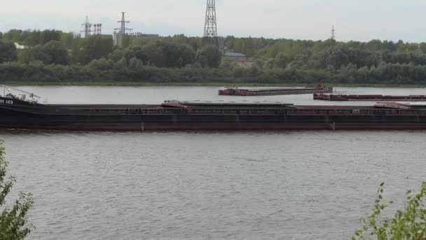 Nizhny Novgorod, Rusia, río Oka, 08.15.2021. Un remolcador con una barcaza de carga recorre el río Oka. — Vídeos de Stock