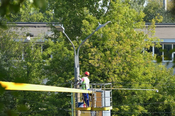 Farolas Postes Hombre Con Ropa Especial Casco Cabeza Repara Una — Foto de Stock