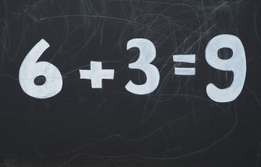 - Okul. Birinci sınıflar için matematik dersi, karatahta. Yüksek kalite fotoğraf. 