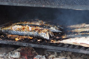 Fırında kömür üstünde yemek pişirmek. Kömürde pişmiş balık..