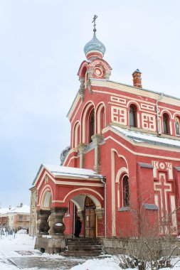 Monk kilisenin verandada.