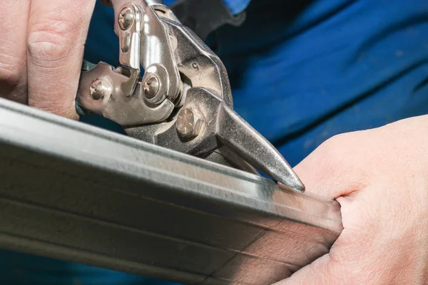 Metal makas üzerinde kesme dayanıklı alçıpan.