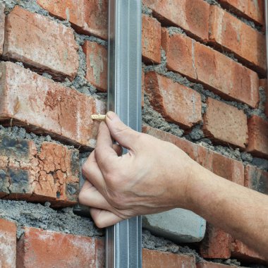 Plastik dübel montajı.