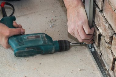 Kılavuzu raf vida ile bağlantısı Alçıpan.