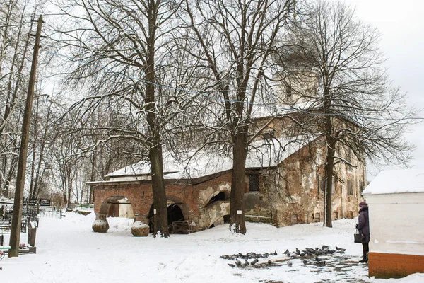Antigua iglesia detrás de los árboles . — Foto de Stock