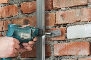 Tespitleme elemanı delikli duvar için.