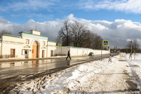 People crossing the road near the monastery. — Stock Photo, Image