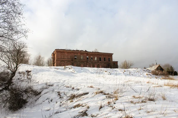 Il vecchio edificio semi-distrutto su una collina . — Foto Stock