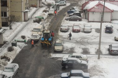 Temizlik yarda işçiler ve traktör.
