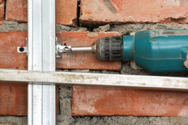 Alçıpan çam keresteden tespitleme standları.