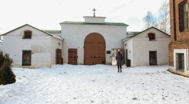 Batı gatehouse ve bir Şapel Kutsal kapıları.