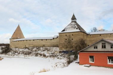 Şehir duvarları ve kuleler.
