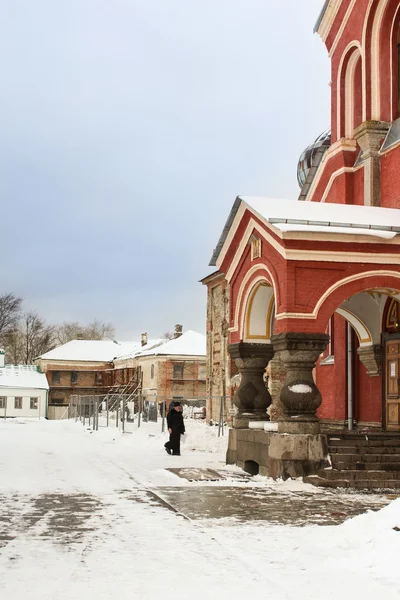 Монах подходит для церкви . — стоковое фото