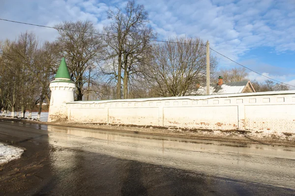 Monastery walls with a turret along the road. — Stock Photo, Image