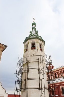 Çan kulesinin üzerinde restorasyon.