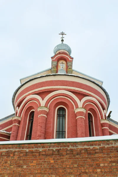 Iglesia de San Nicolás detrás de la pared . — Foto de Stock