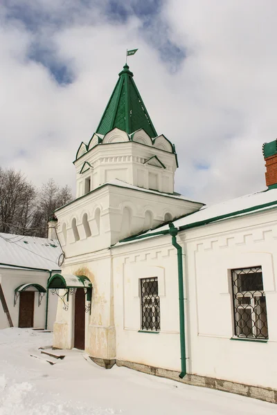 Torre branca no estilo velho-russo . — Fotografia de Stock