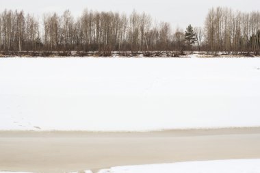 Kışın buz altında Nehri.