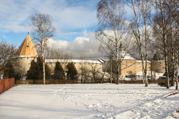 Castello illuminato dal sole a Staraya Ladoga . — Foto Stock