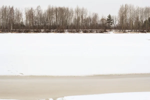 Río bajo el hielo en invierno . —  Fotos de Stock