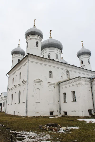 A Catedral de cinco cúpulas no Mosteiro de Yuriev . — Fotografia de Stock