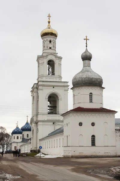 市中心的圣乔治修道院的钟钟楼. — 图库照片