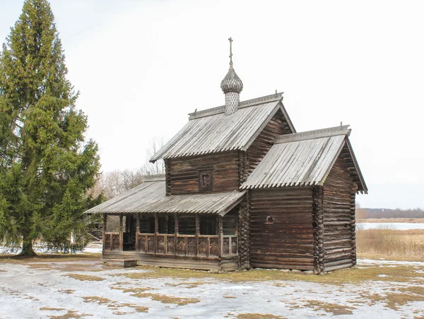 Pequeña iglesia de madera . —  Fotos de Stock